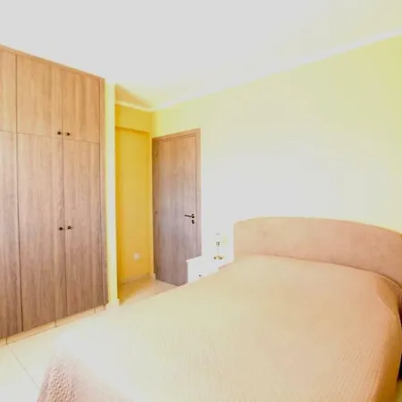 Apartment Dinie, One Bedroom Apartment By The Beach With Pool Larnaca